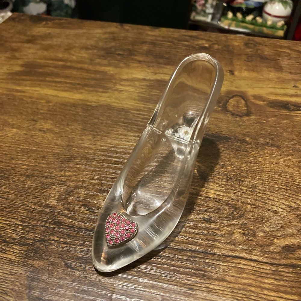 Cinderella's glass slipper with red crystal heart buckle in front - Picture 7 of 7